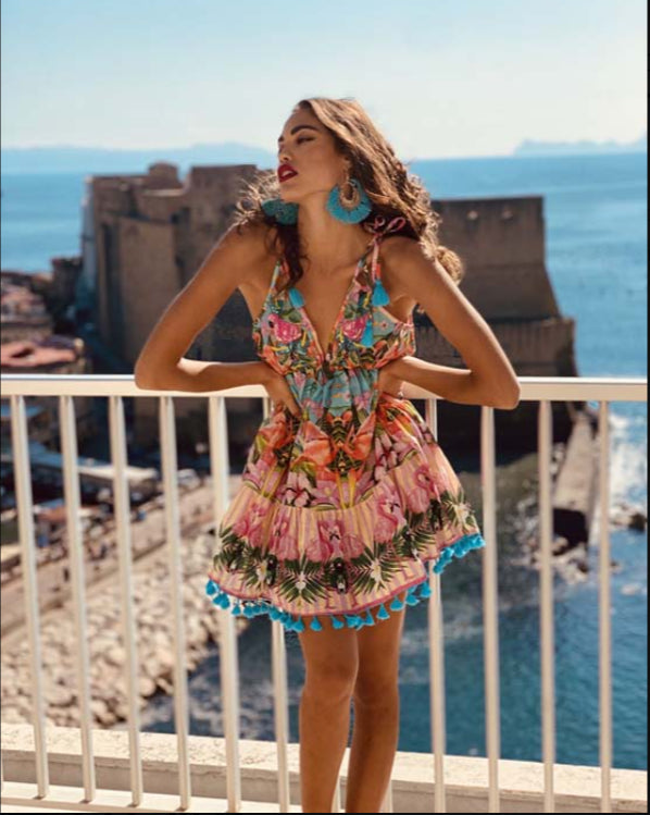 PETITE ROBE COURTE À FINES BRETELLES
