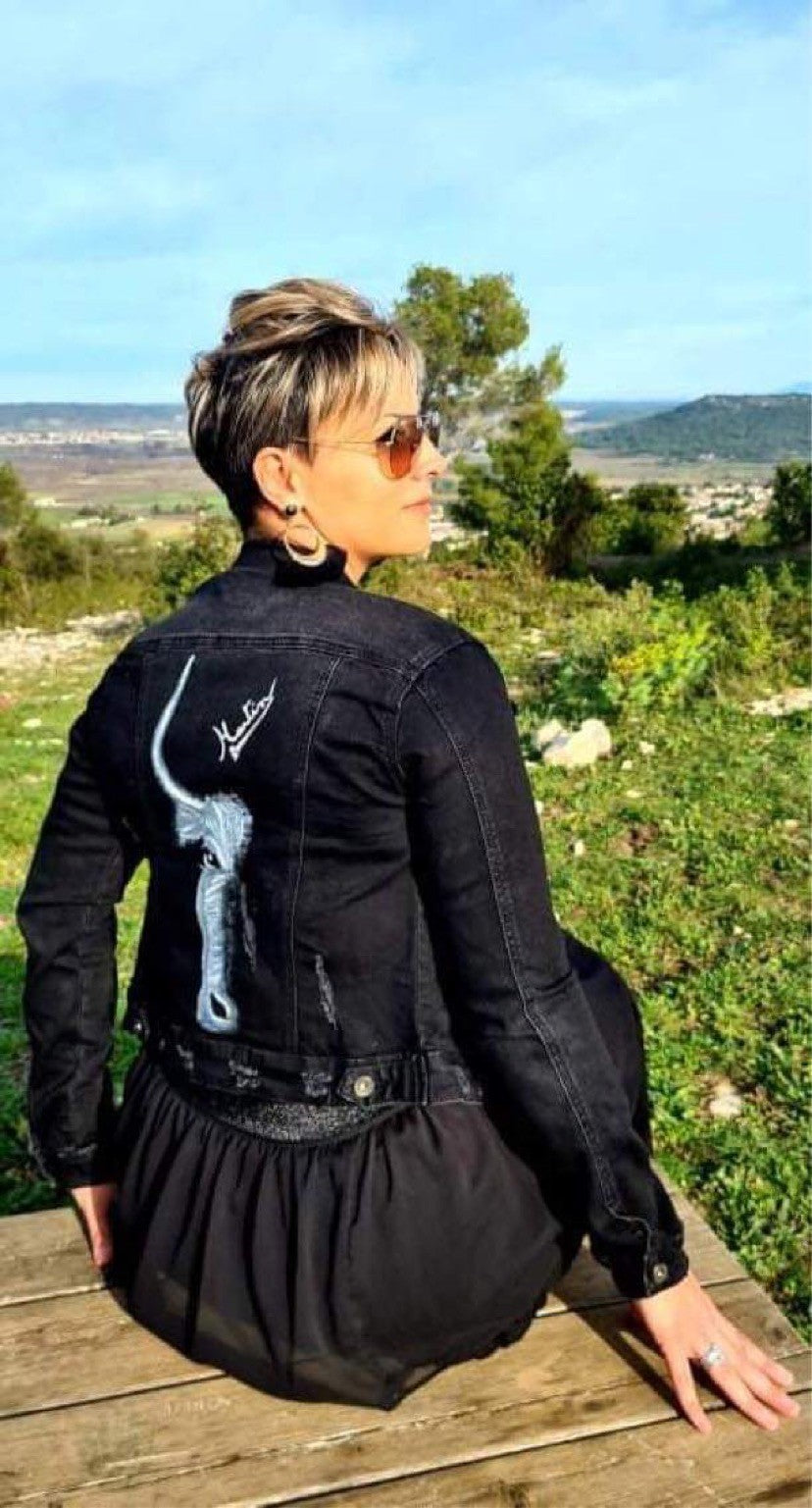 VESTE EN JEANS PEINTE À LA MAIN (ARTISTE CAMARGAIS MARTIN)