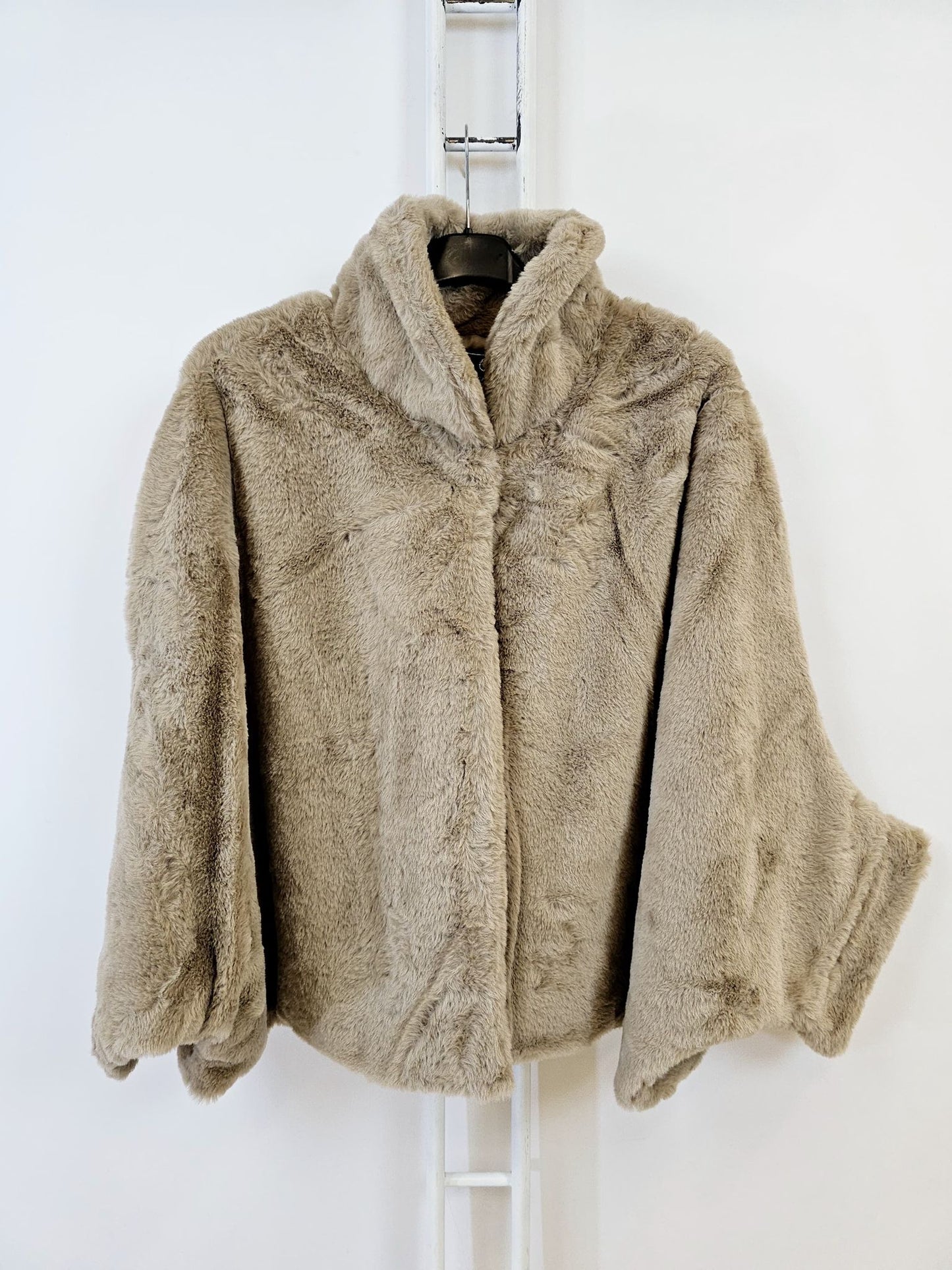 veste cape fausse fourrure - L'autre mode
