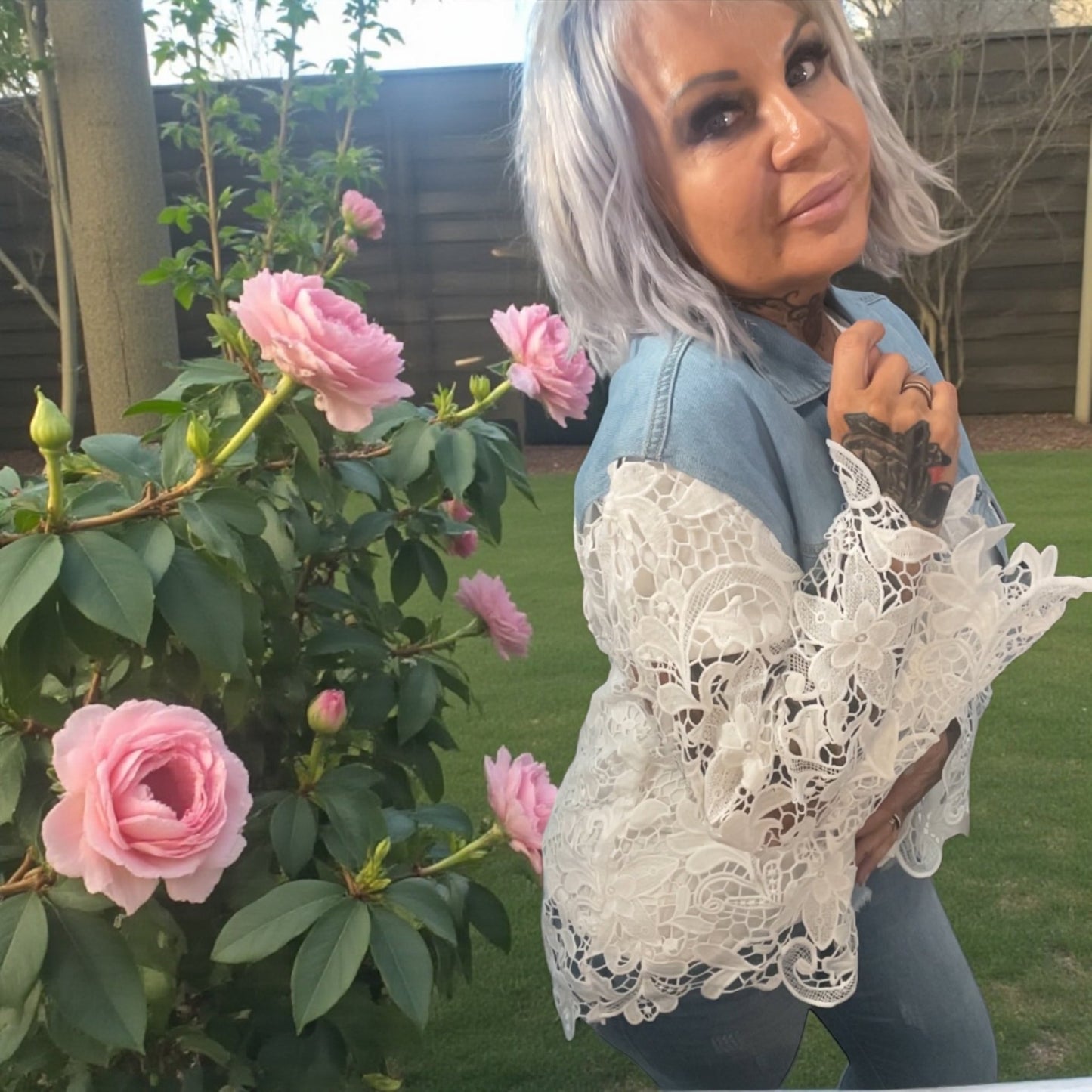 Veste dentelle de fleurs et jeans - L'autre mode