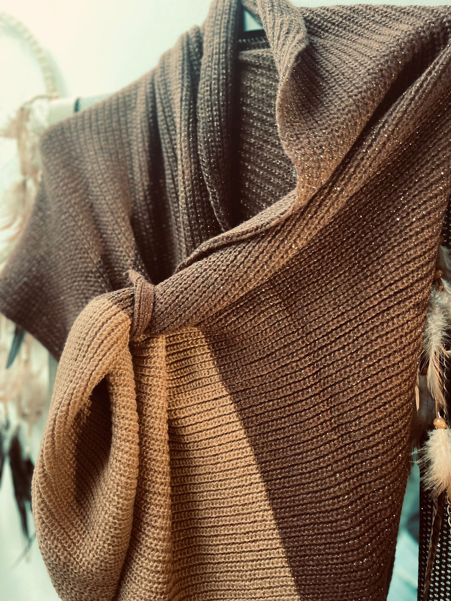 poncho écharpe dans le vent