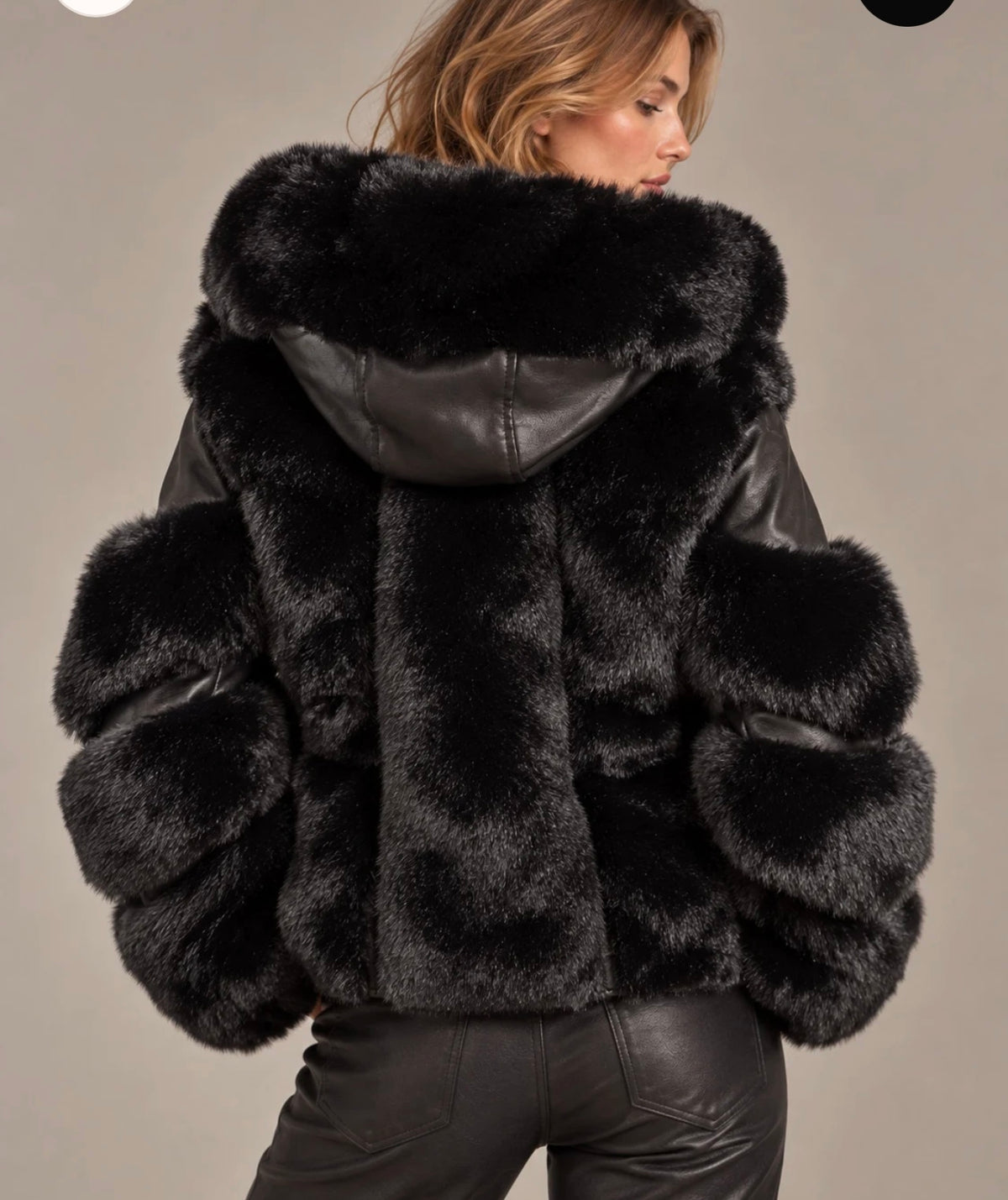 Manteau court bicolore similicuir et fausse fourrure à capuche