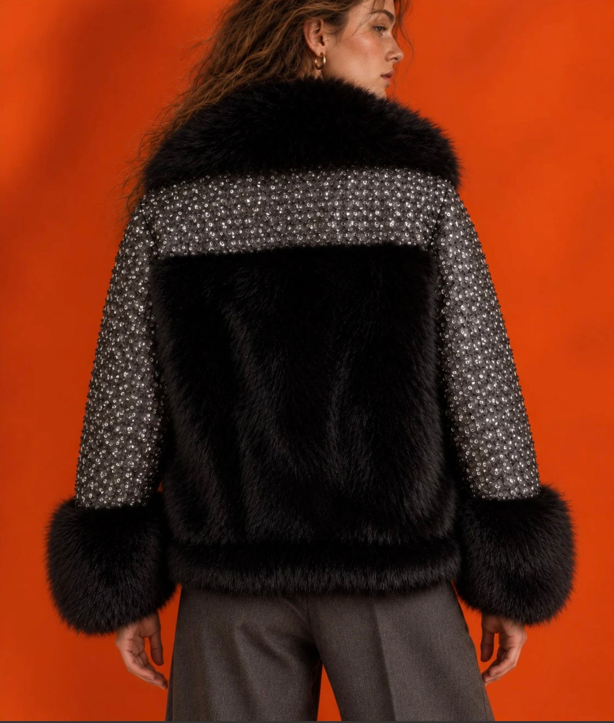 Veste courte scintillante à empiècements en fausse fourrure