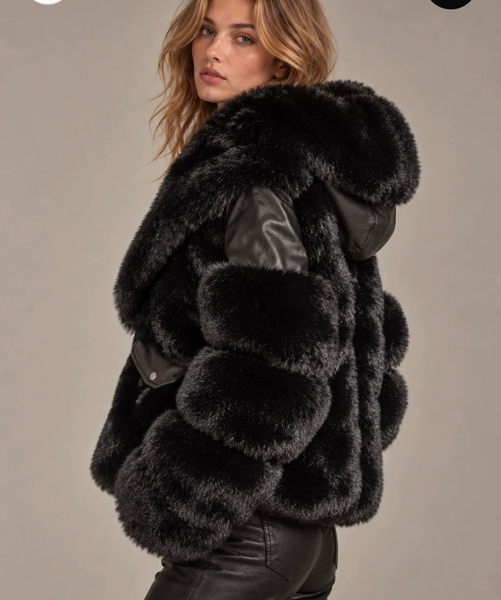 Manteau court bicolore similicuir et fausse fourrure à capuche