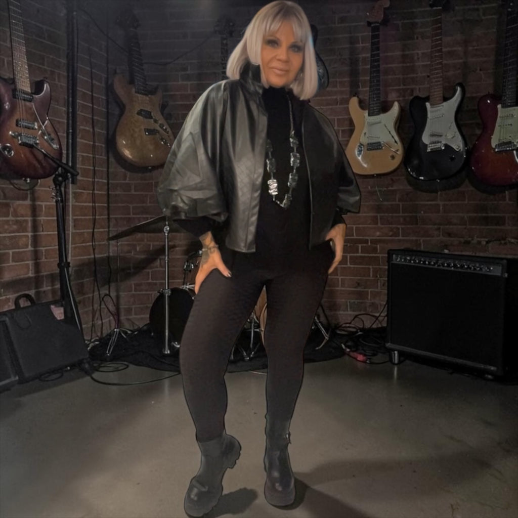 Veste cape oversize en similicuir texturé à manches chauve-souris