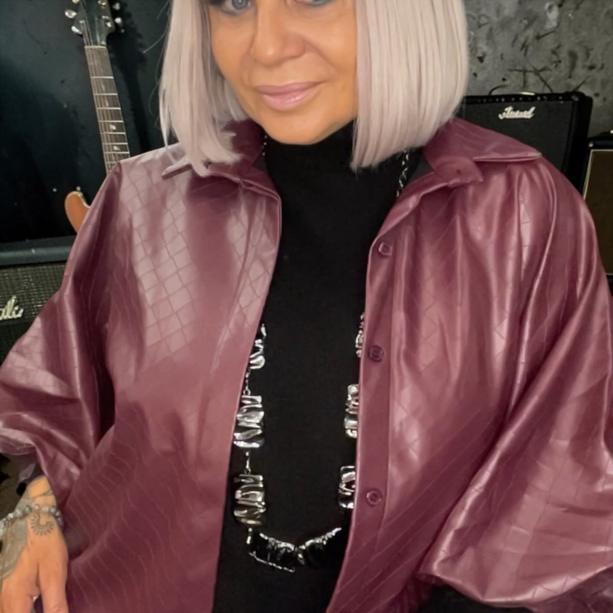 Veste cape oversize en similicuir texturé à manches chauve-souris