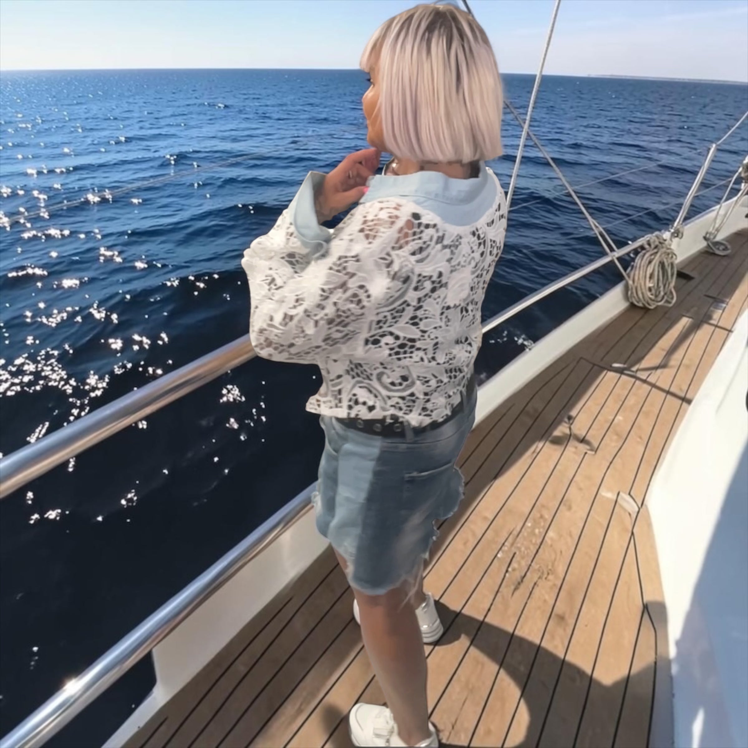 Veste dentelle découpée col rond L'autre mode
