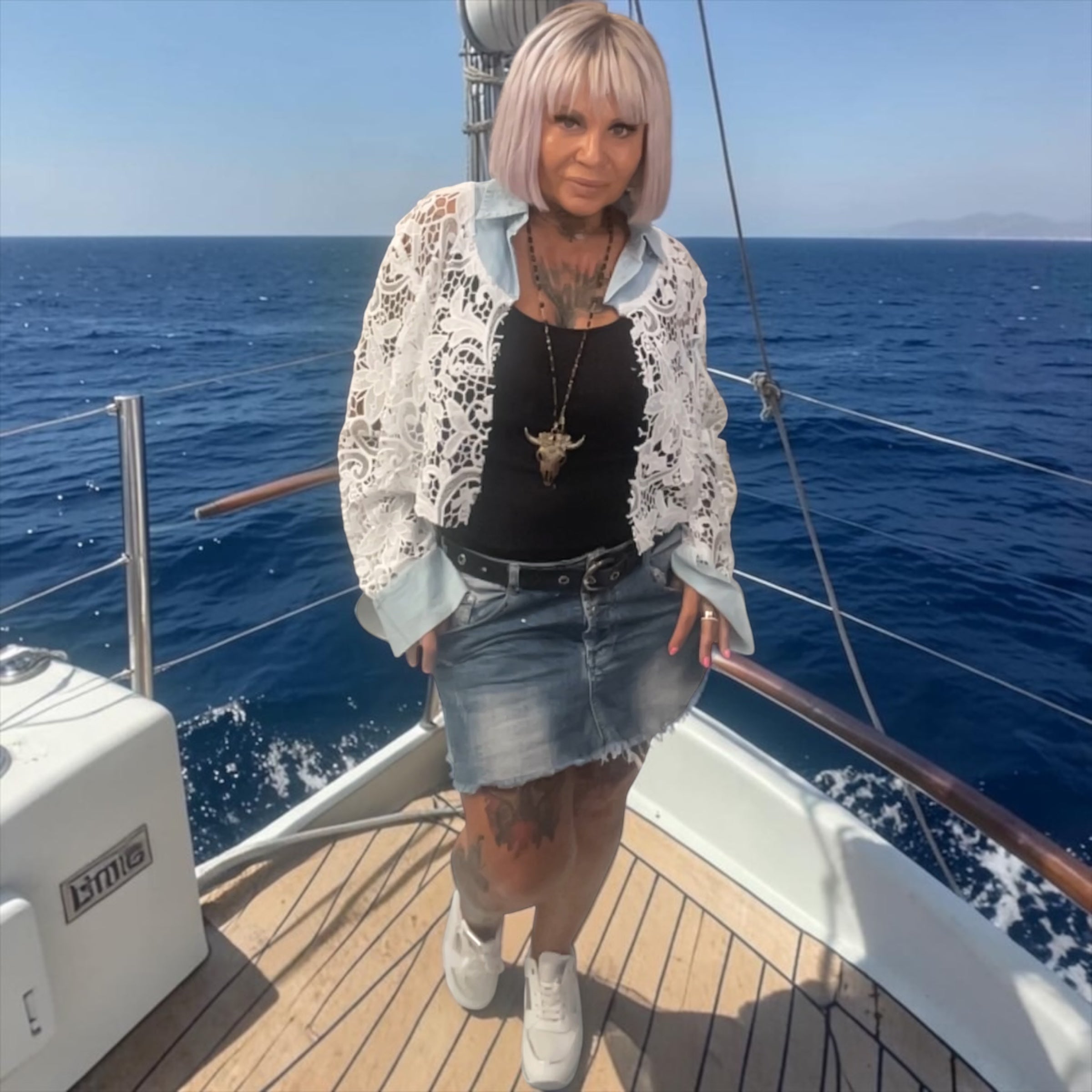 Veste dentelle découpée col rond L'autre mode