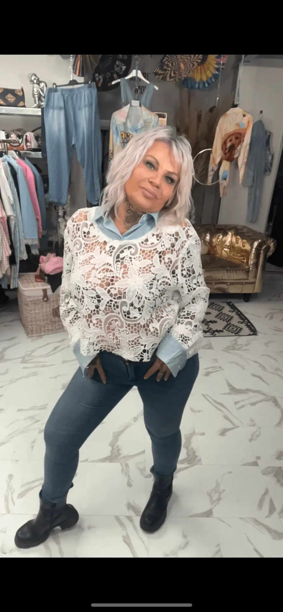 Blouse dentelle découpée col rond - L'autre mode