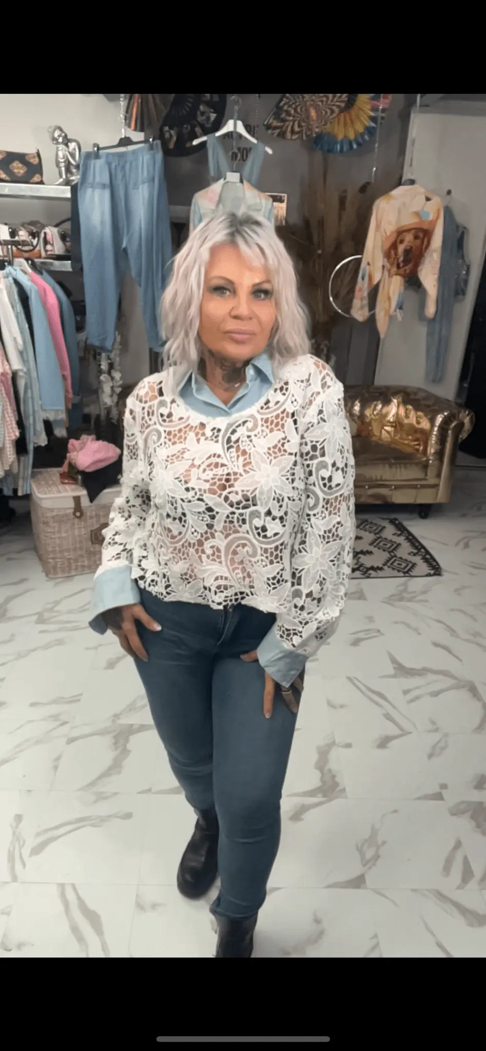Blouse dentelle découpée col rond - L'autre mode