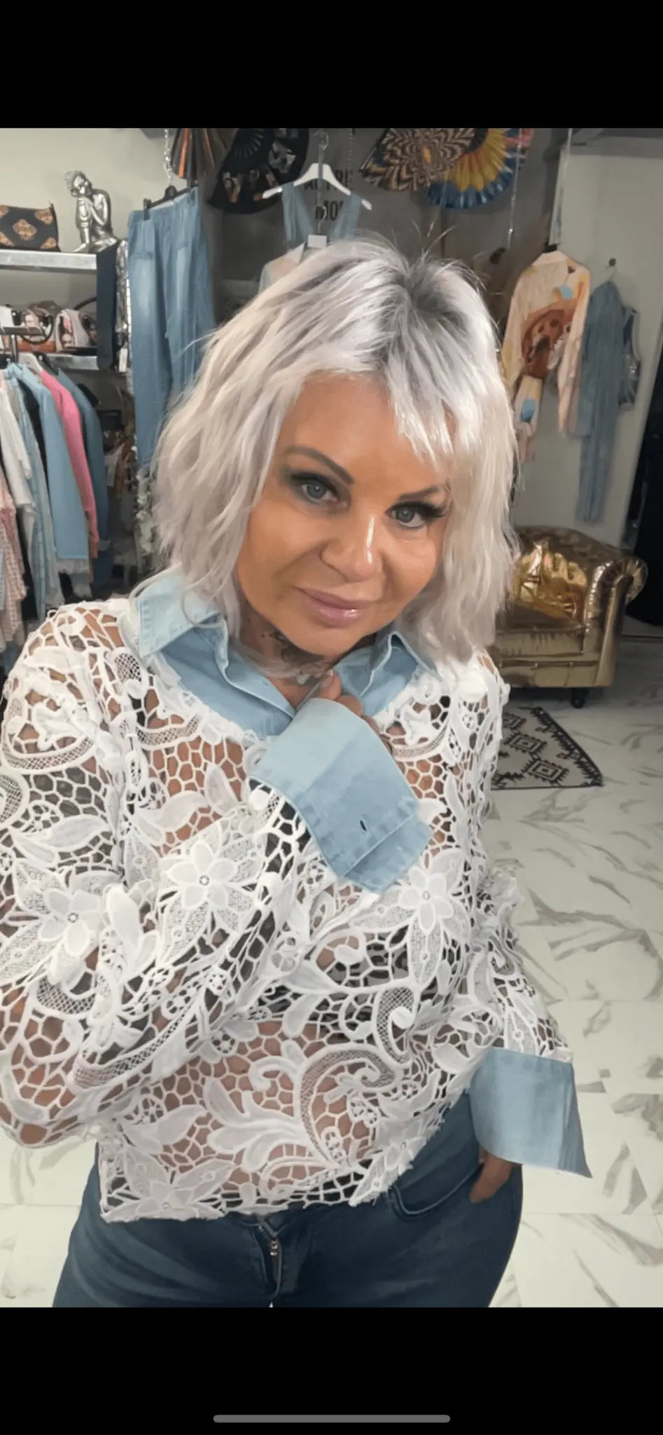 Blouse dentelle découpée col rond - L'autre mode