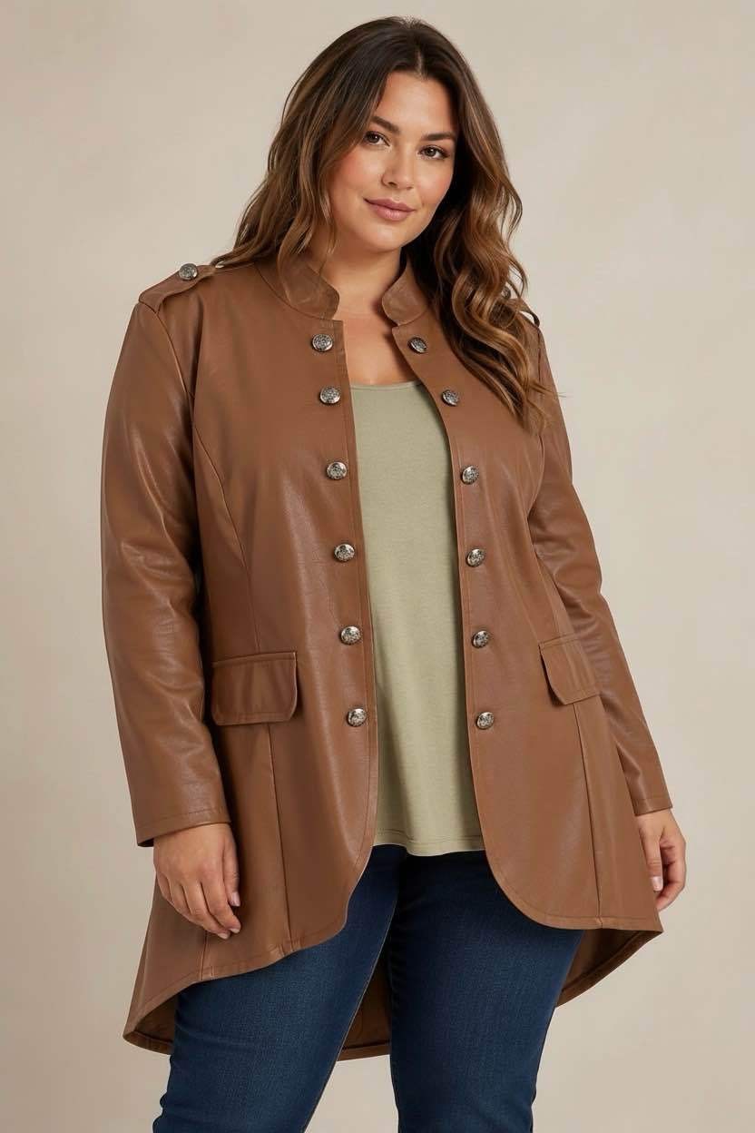 Veste caporal marron en simili cuir L'autre mode avec boutons argentés et coupe asymétrique portée par une femme