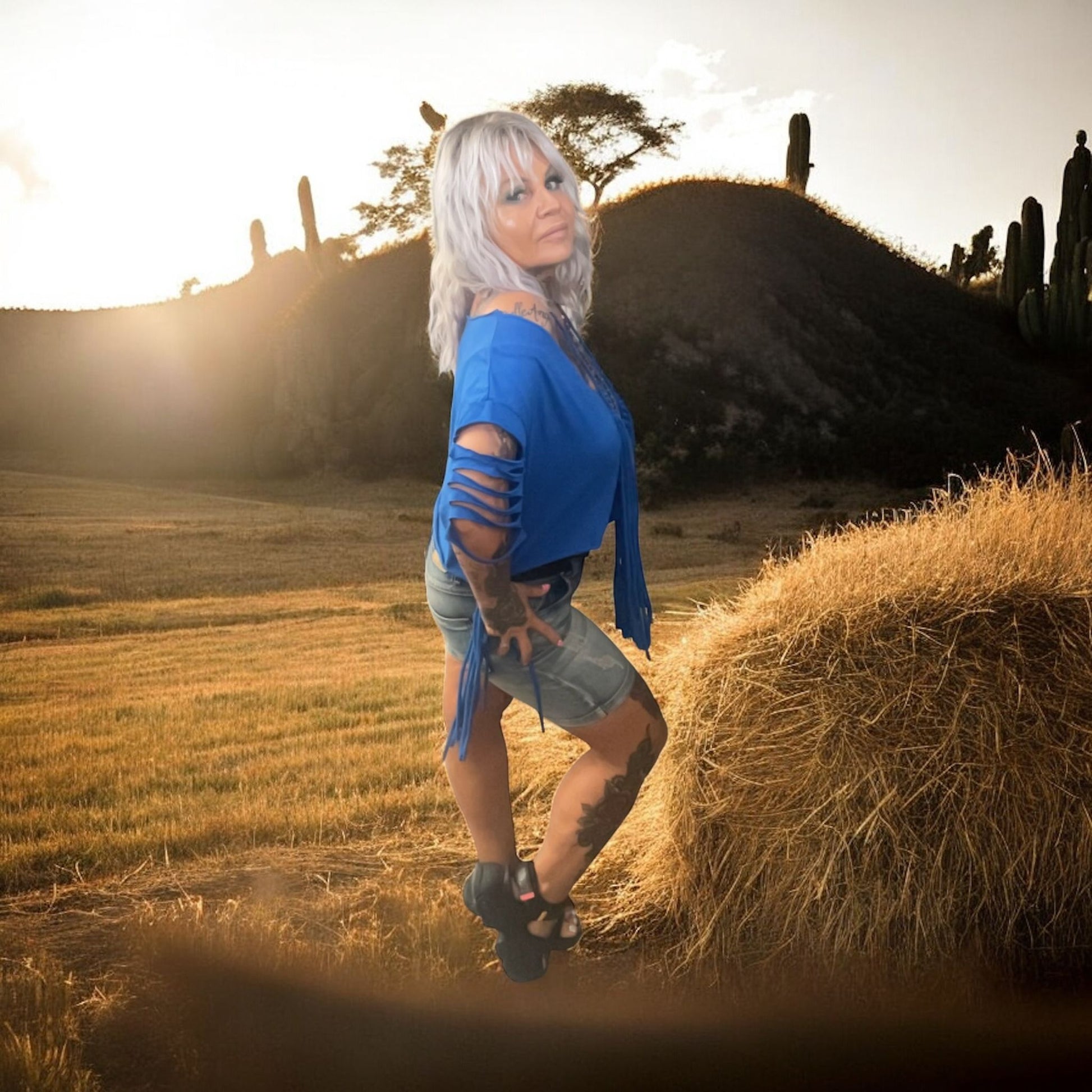 tee shirt crop ibiza et son collier crunchy - L'autre mode