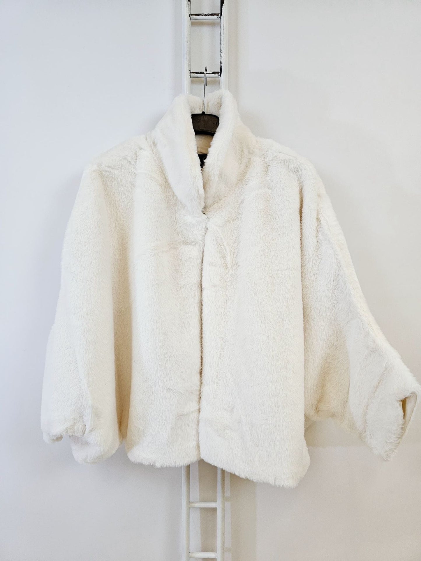 veste cape fausse fourrure - L'autre mode