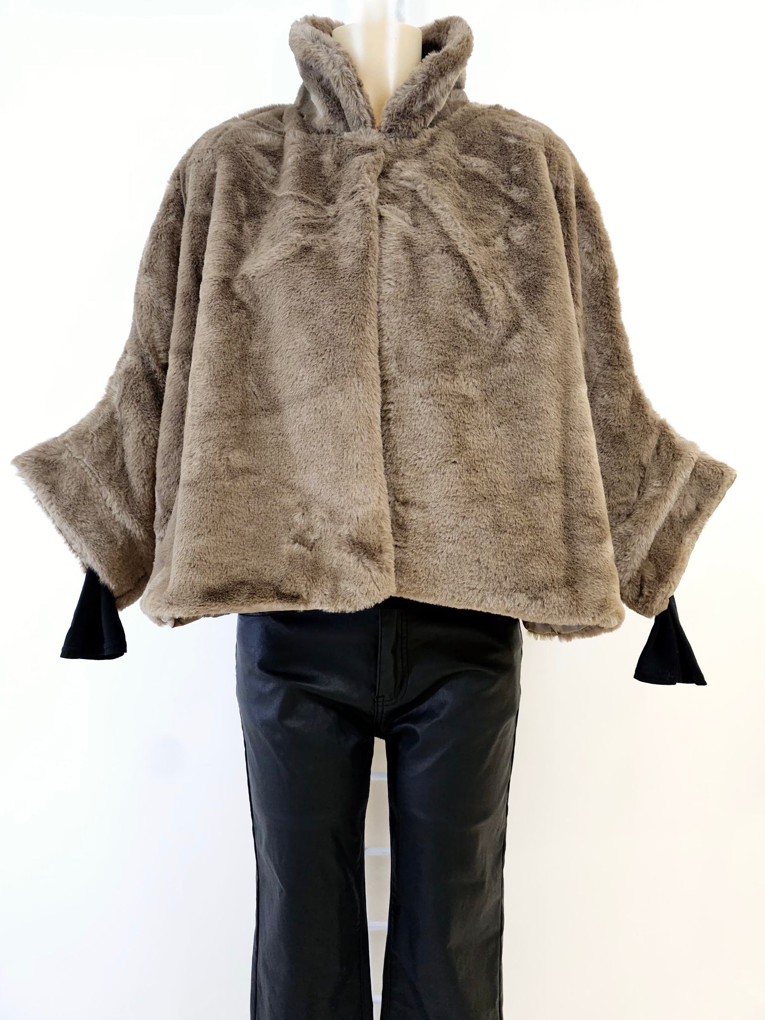 veste cape fausse fourrure - L'autre mode