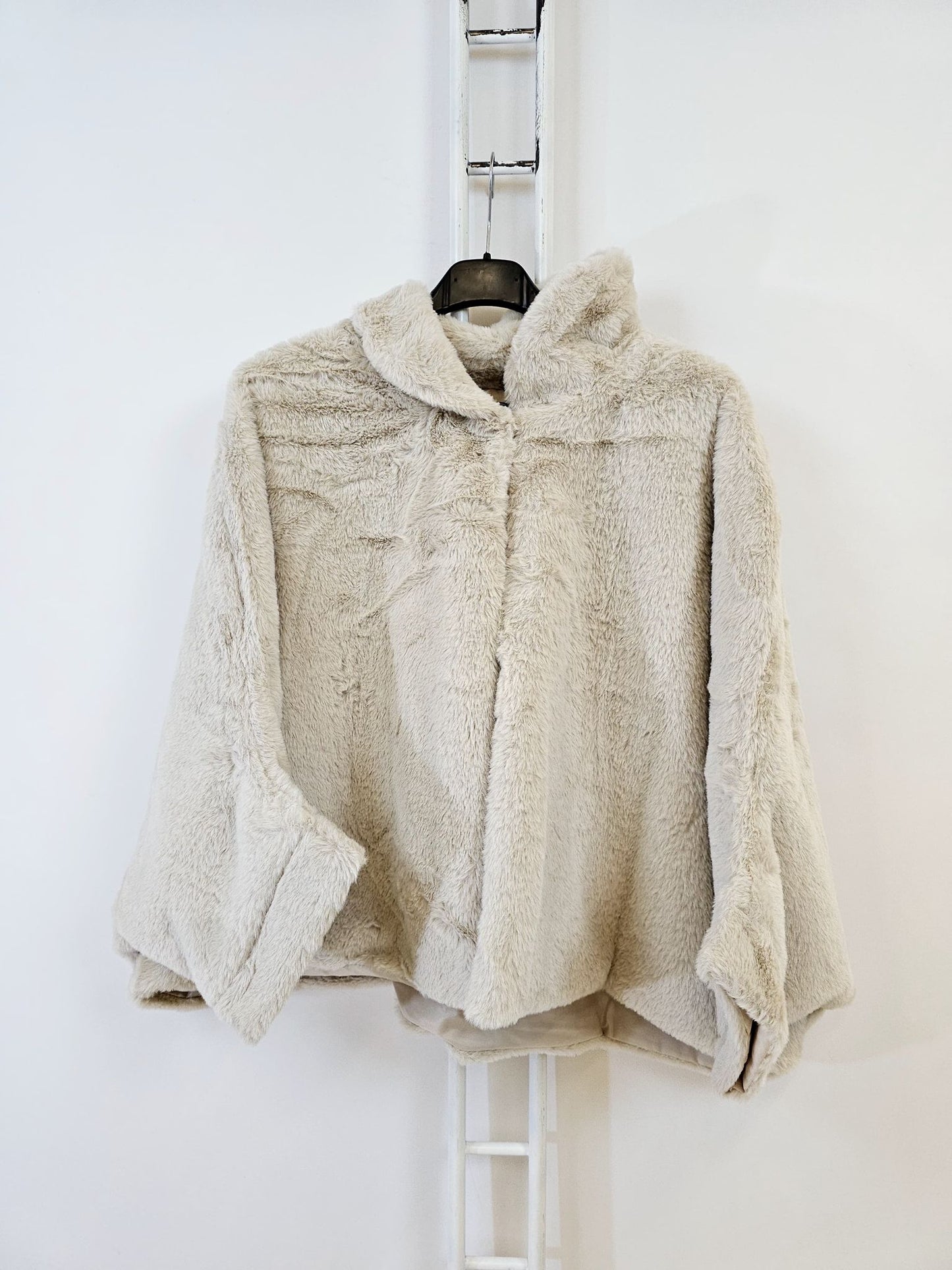 veste cape fausse fourrure - L'autre mode