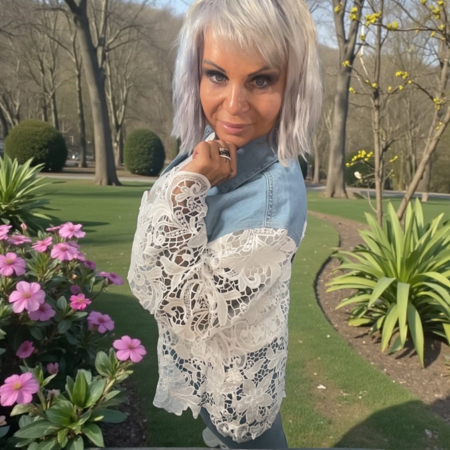 Veste dentelle de fleurs et jeans - L'autre mode