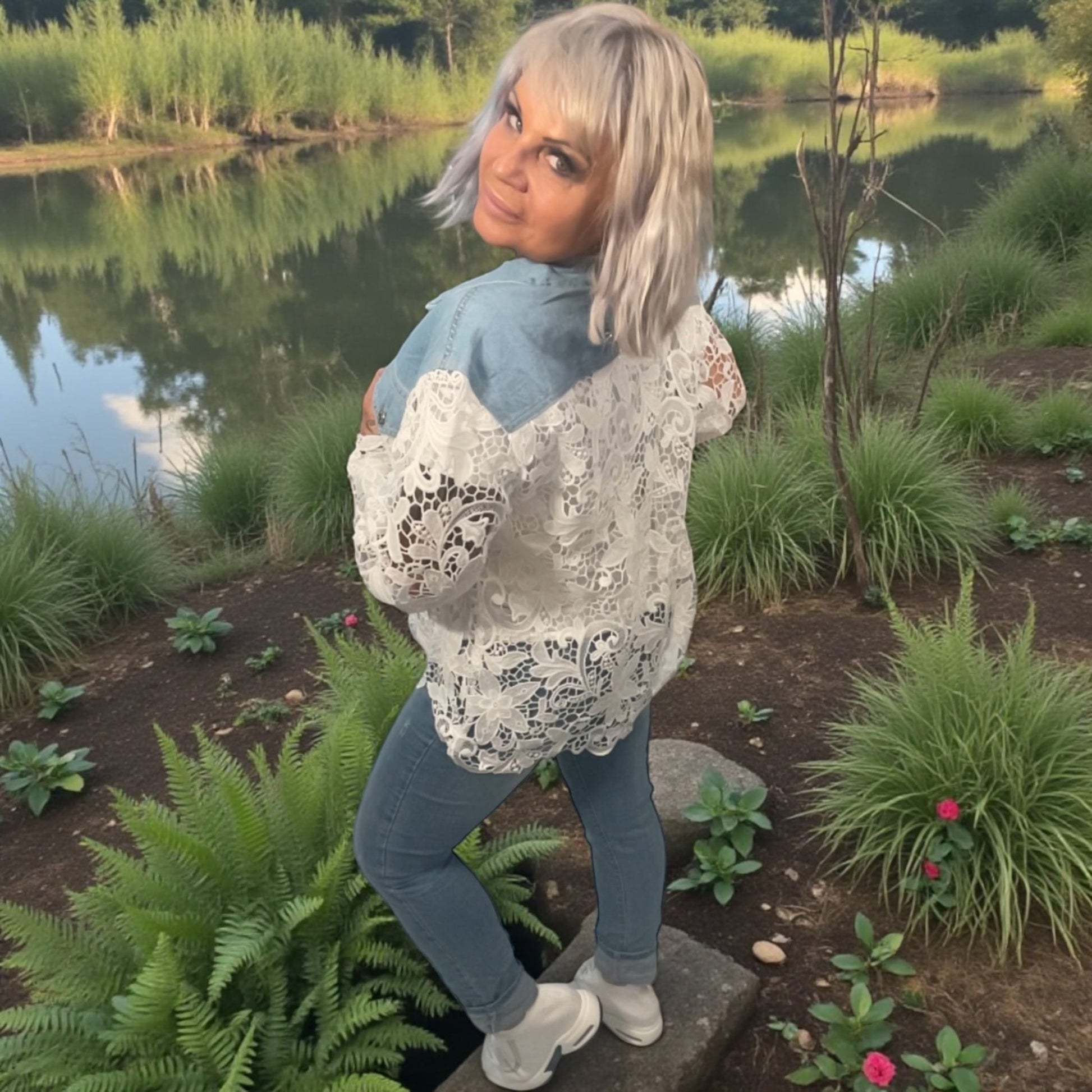 Veste dentelle de fleurs et jeans - L'autre mode