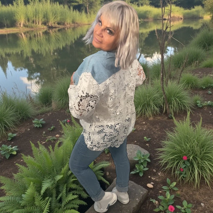 Veste dentelle de fleurs et jeans - L'autre mode