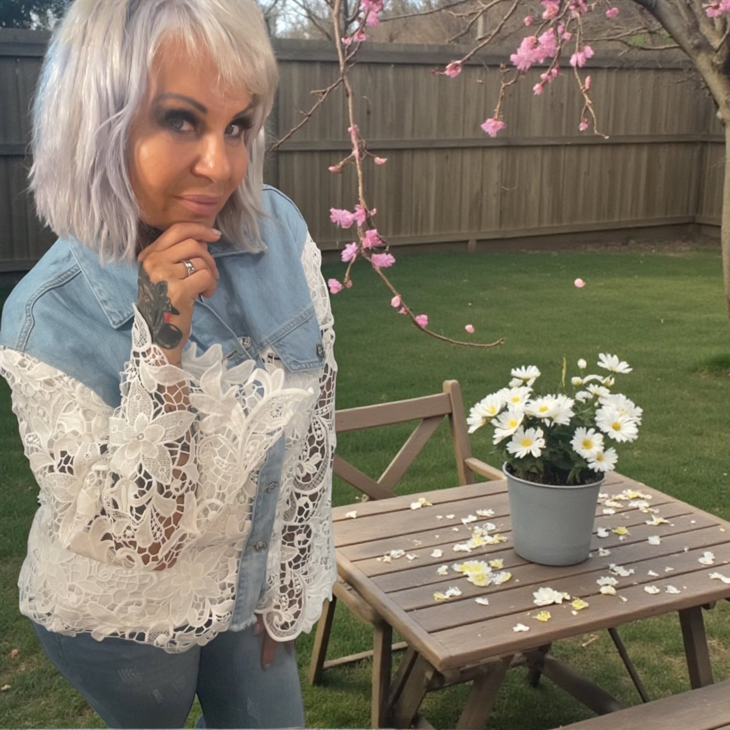 Veste dentelle de fleurs et jeans - L'autre mode