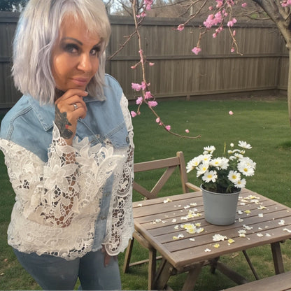 Veste dentelle de fleurs et jeans - L'autre mode