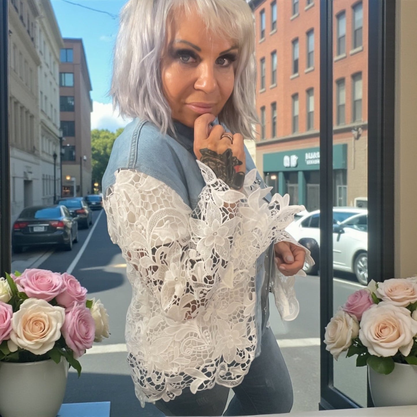 Veste dentelle de fleurs et jeans - L'autre mode