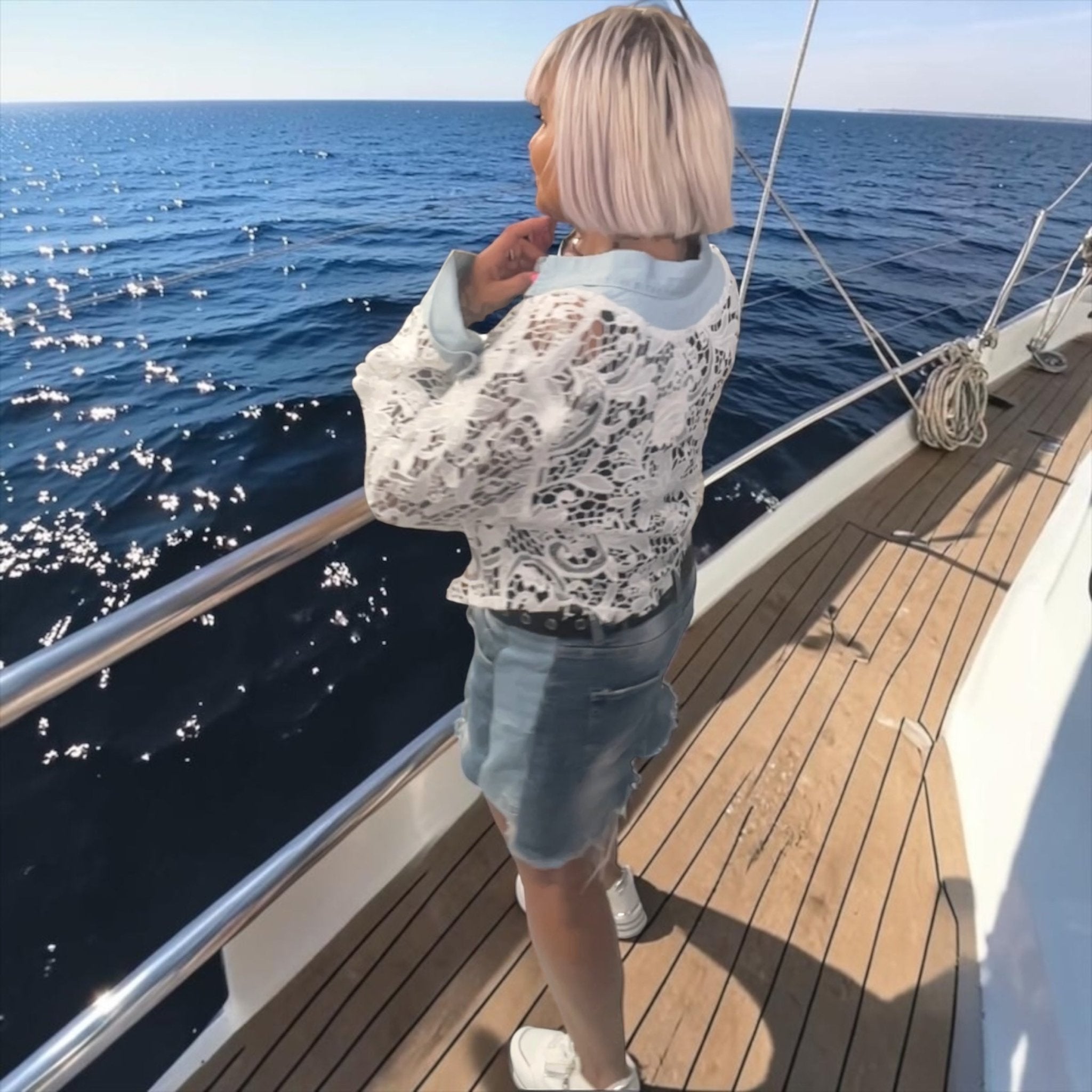 Veste dentelle découpée col rond - L'autre mode