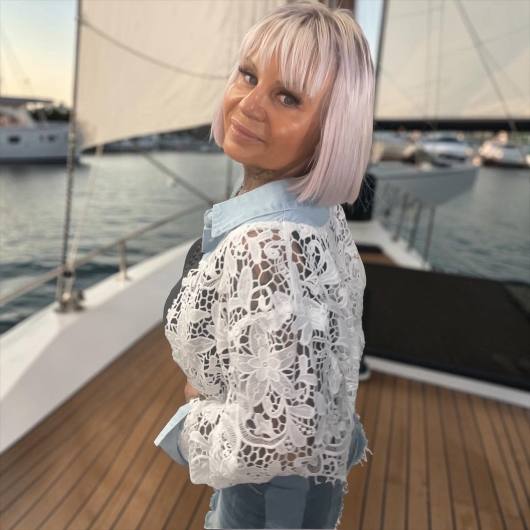 Veste dentelle découpée col rond - L'autre mode