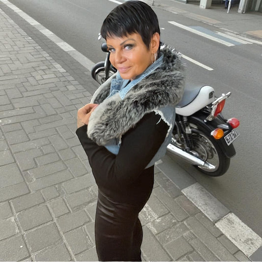 veste jeans courte sans manche et son col fausse fourrure - L'autre mode